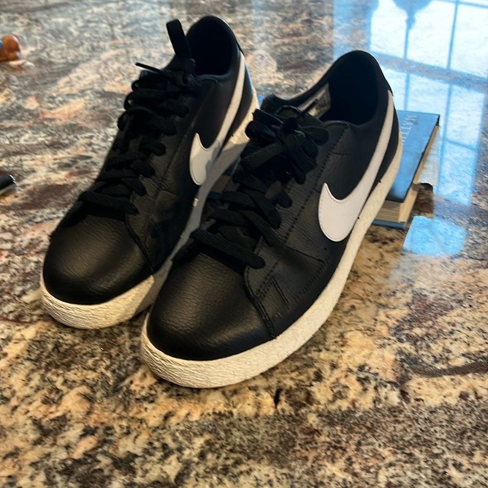 Nike blazer low gs                                           Black and white